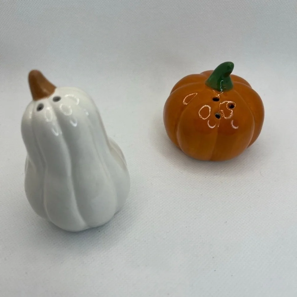 Salt and pepper‎ shakers